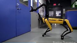 Engelli kişiye kapı açan yardımcı robot.
