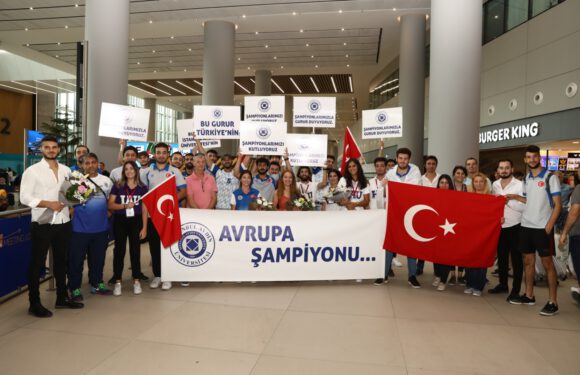 Avrupa şampiyonu İAÜ Kadın Tenis Takımı, yurda döndü