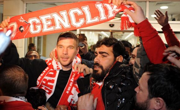Antalyaspor’un prensipte anlaştığı Lukas Podolski kente geldi