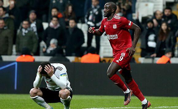 Beşiktaş lider Sivasspor karşısında tutunamadı