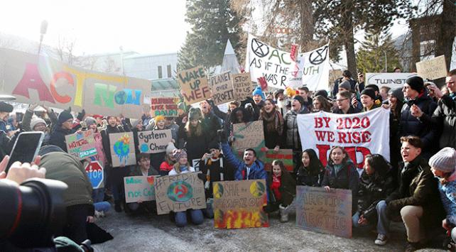Çevreciler Davos’ta protesto düzenledi