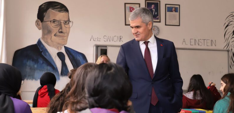İL MİLLİ EĞİTİM MÜDÜRÜMÜZ SAYIN TURAN AKPINAR’IN OKUL ZİYARETLERİ SÜRÜYOR