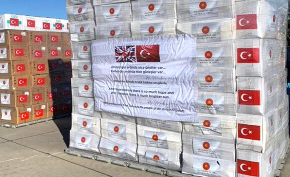 Türkiye’den İngiltere’ye ikinci grup tıbbi yardım malzemesi yola çıktı