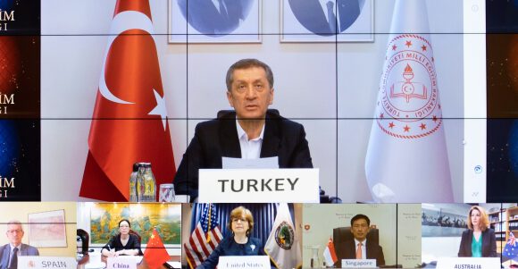 Bakan Selçuk: Çevirim içi öğrenme platformumuz zengindir