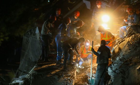 Kurtarma çalışmaları 13 binada devam ediyor
