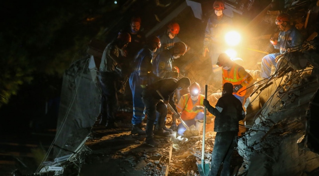 Kurtarma çalışmaları 13 binada devam ediyor