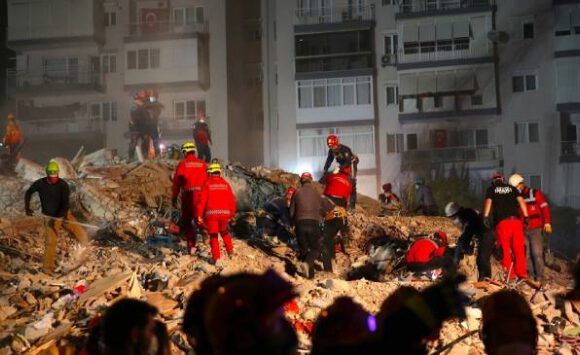 İzmir’deki depremde yaralı sayısı 896’ya yükseldi