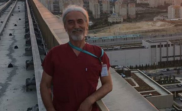 25 yıl sonra eğitimini tamamlayıp doktor oldu, koronavirüse yenik düştü