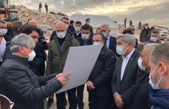 Bakan Soylu İdlib’de yapımı süren evleri inceledi