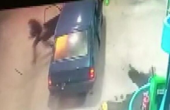 Yakıt aldığı otomobil, kontağı çevirince patladı TRT Haber Ekonomi Haberleri DHA