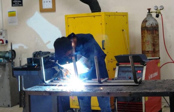 Bitlis’te meslek lisesi öğrencileri 4 milyon 500 bin liralık ciro elde etti TRT Haber Ekonomi Haberleri İHA
