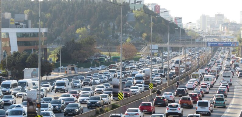 Trafikteki araç sayısı 190 bin 990 arttı TRT Haber Ekonomi Haberleri AA