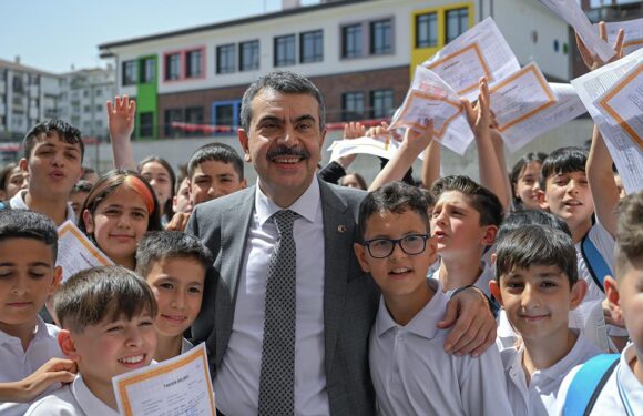 Bakan Tekin, öğrencilere karne dağıttı