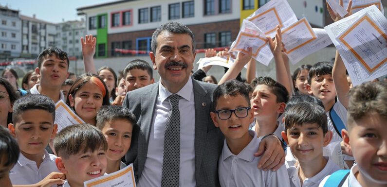 Bakan Tekin, öğrencilere karne dağıttı