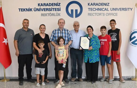 Diplomasını 80 yaşında almaya gitti
