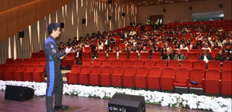 Türk Astronot Atasever, öğrencilerle bir araya geldi