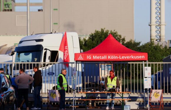 Almanya’nın Köln kentinde Ford fabrikası işçileri greve gitti