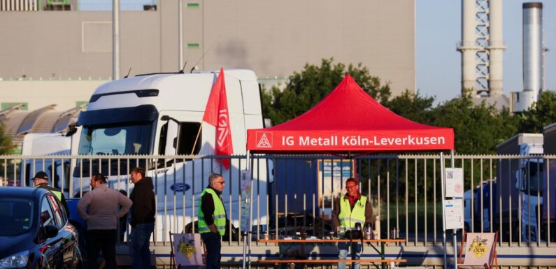 Almanya’nın Köln kentinde Ford fabrikası işçileri greve gitti