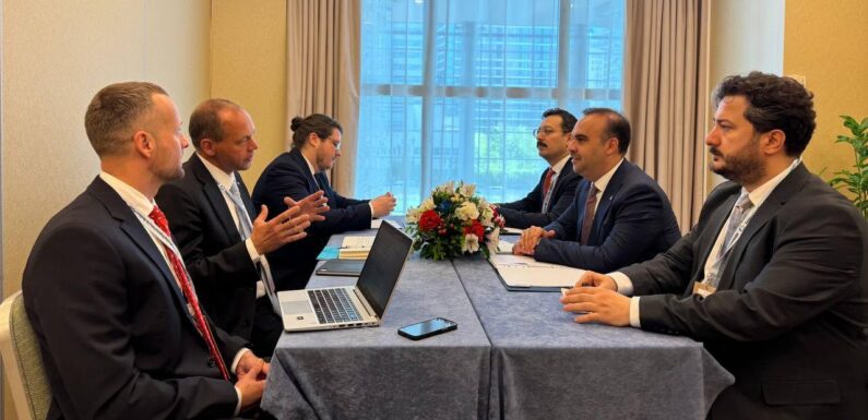 Bakan Kacır’dan Polonya’da diplomasi trafiği