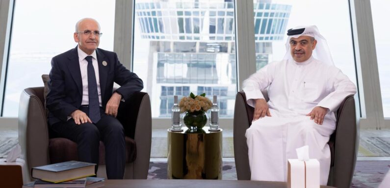 Bakan Şimşek, Doha’da Türkiye’deki yatırım fırsatlarını anlattı