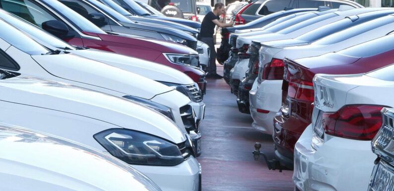 İkinci el otomobil satışlarında 6 ay6 bin kilometre düzenlemesi uzatıldı