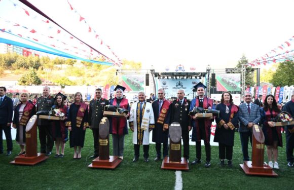 Sağlık Bilimleri Üniversitesi Gülhane Külliyesinde mezuniyet coşkusu