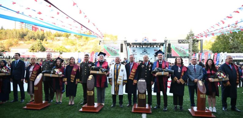 Sağlık Bilimleri Üniversitesi Gülhane Külliyesinde mezuniyet coşkusu