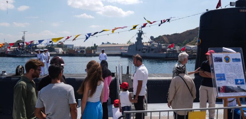 TEKNOFEST Mavi Vatan’da denizaltılara ziyaretçilerden yoğun ilgi