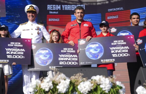 TEKNOFEST Mavi Vatanda düzenlenen yarışmalarda başarılı olan takımlara ödülleri verildi