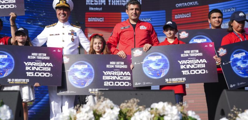 TEKNOFEST Mavi Vatanda düzenlenen yarışmalarda başarılı olan takımlara ödülleri verildi
