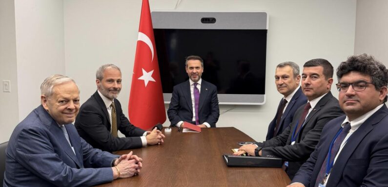 Bakan Bayraktar, enerji ve finans sektörünün temsilcileriyle görüştü