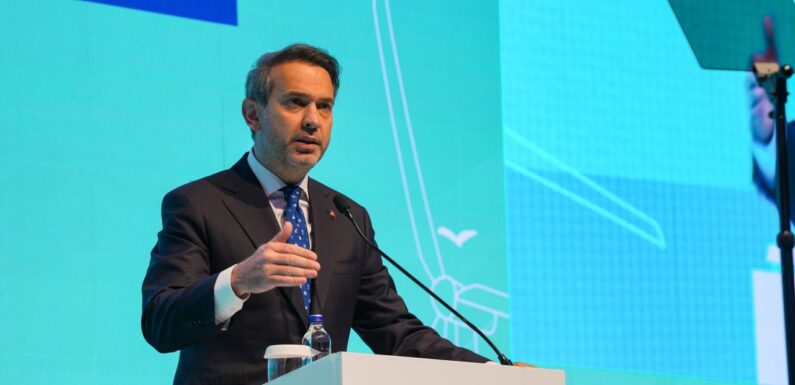 Bakan Bayraktar: Güneş ve rüzgar enerjisinde kapasite tahsisi için yarışma düzenleyeceğiz