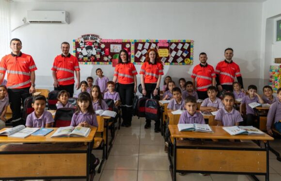 Kullanım ömrü biten uçak koltuğu kumaşları okul çantasına dönüştü