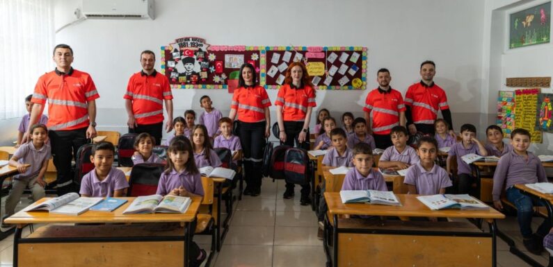 Kullanım ömrü biten uçak koltuğu kumaşları okul çantasına dönüştü