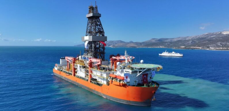 Enerji filosuna katılan yeni sondaj gemisi Mersin açıklarına demirledi