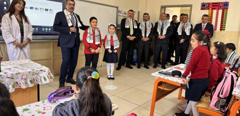 Bakan Tekin, Filistin ve Gazze temalı farkındalık etkinliğine katıldı
