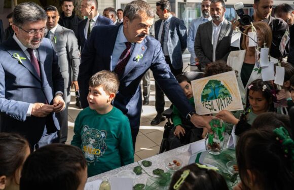 Bakanlar Tekin ve Yumaklı, özel gereksinimli öğrencilerle buluştu