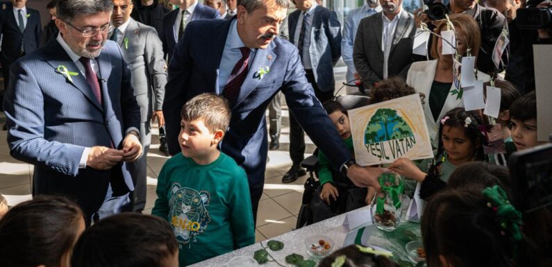 Bakanlar Tekin ve Yumaklı, özel gereksinimli öğrencilerle buluştu
