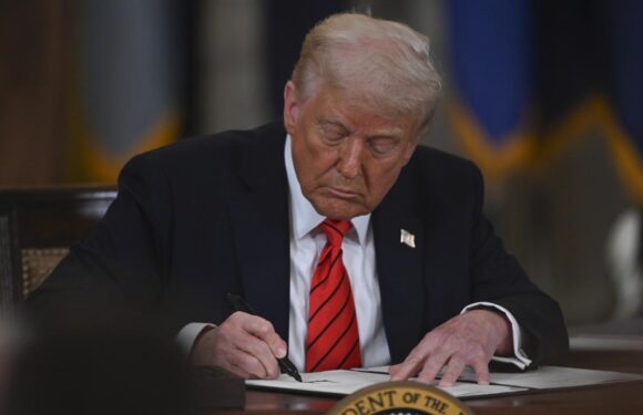 Trump, ithal kamyon ve otobüslere tarife getirilmesini öngören bildiriyi imzaladı