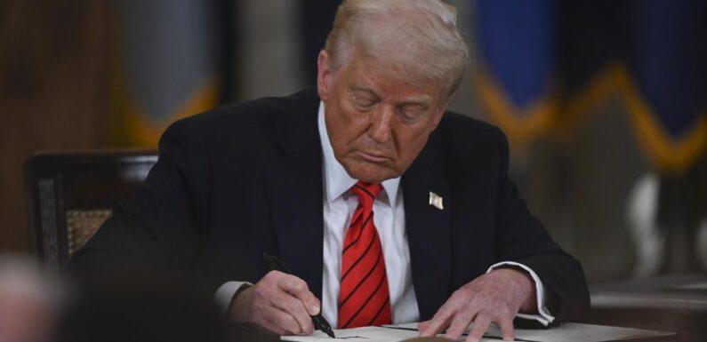 Trump, ithal kamyon ve otobüslere tarife getirilmesini öngören bildiriyi imzaladı