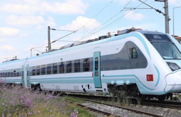 Türkiye’nin ilk milli hızlı treni raylara iniyor