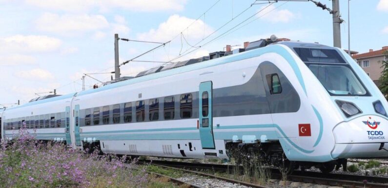 Türkiye’nin ilk milli hızlı treni raylara iniyor