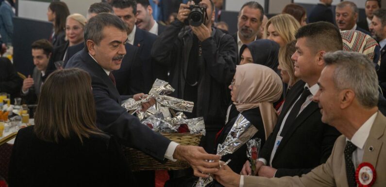 Bakan Tekin 81 ilden gelen öğretmenlerle buluştu